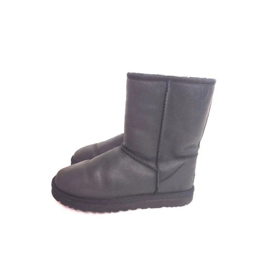 UGG Classic Short Leather Boots Black Shearling Lined Women’s Size 8 Waterproof